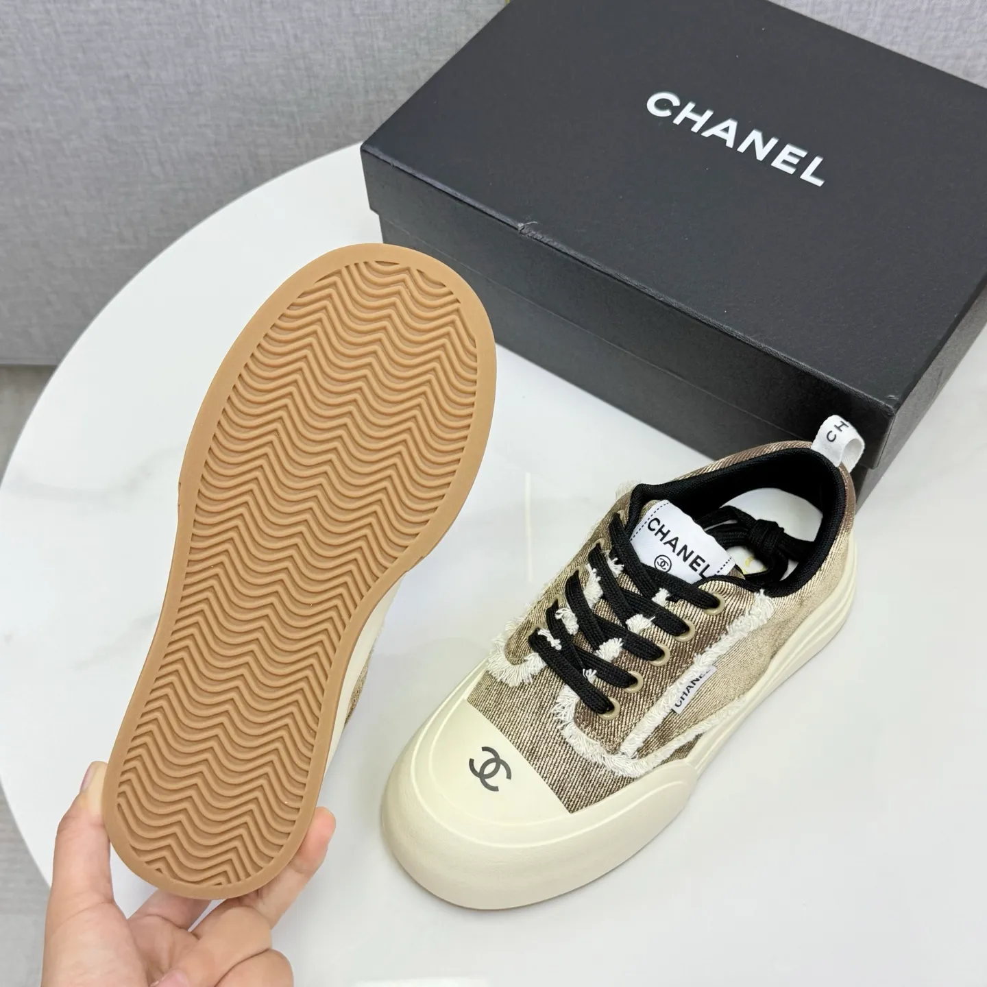 👟👟Ex-factory price 600👟👟Chanel Panda Shoes! 2025 counter's top casual sports shoes, this classic design; the upper is in the style of electric embroidery with various techniques; the outsole is fashionable and sporty; the unusual inclusion of a variety of color matching elements... The diversified mix and match is very good-looking and versatile, and can be used for leisure, fashion, sports, and outdoor... ꫛꫀꪝ Go➫ Materials: ❶Upper made of: original imported first-layer silk cowhide + original version waterproof cloth + original first-layer cowhide ❷Inner lining: Original Yangli+wang ❸ Outsole based on: Original TPU combination outsole Counter boutique packaging complete set for women 35–41